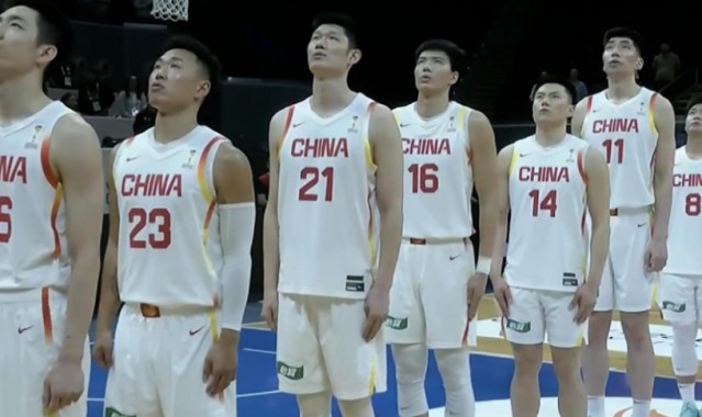 中国男篮半场落后1分：全队无人上双 中国台北3人得分上双