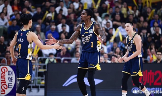 kaiyun-CBA积分榜最新排名！上海狂胜广东冲上第2：辽宁第11山西第14